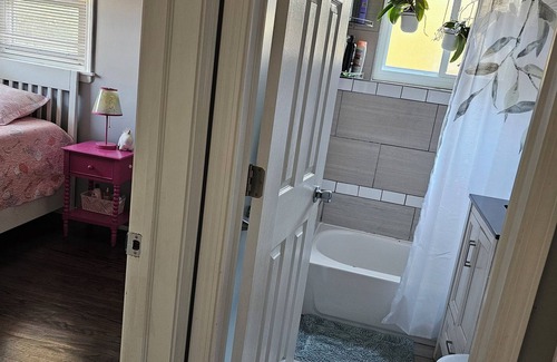 East Side House | Chic 1-bedroom bungalow in fantastic Chicago with WiFi, AC