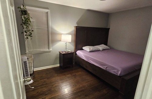 East Side House | Chic 1-bedroom bungalow in fantastic Chicago with WiFi, AC