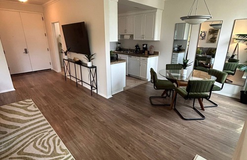 Beverly Hills Apartment | Chic 1 BR /2 BEDS Near BH with Parking and Fitness room