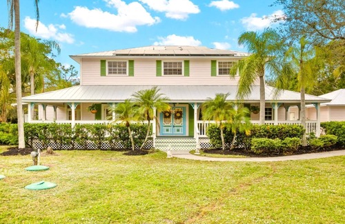 Biggar Apartment | Chic 1 BR private poolside suite sleeps 4