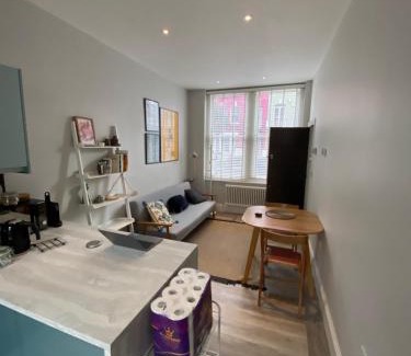 West Kensington Apartment | Chic 1BD Flat wPatio - 2 Mins from Baron's Court!