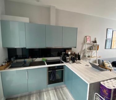 West Kensington Apartment | Chic 1BD Flat wPatio - 2 Mins from Baron's Court!