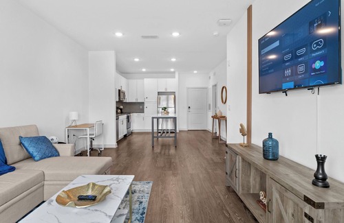 Arlington Apartment | Chic 1BR Apt King Bed/Pool/Gym/Close 2 Beach
