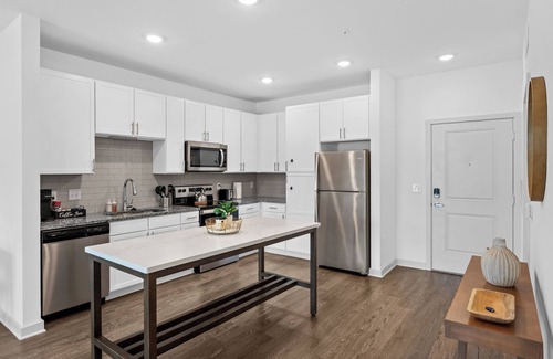 Arlington Apartment | Chic 1BR Apt King Bed/Pool/Gym/Close 2 Beach