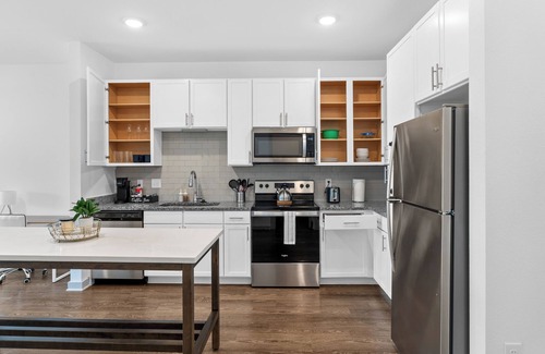Arlington Apartment | Chic 1BR Apt King Bed/Pool/Gym/Close 2 Beach