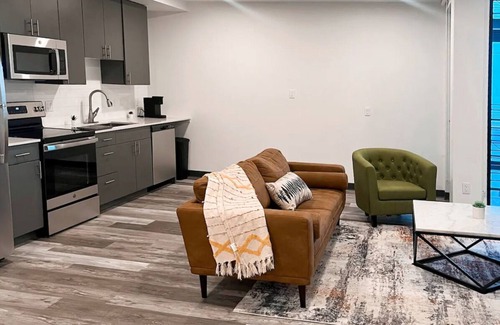 Lincoln Park Apartment | Chic 1BR Art District Hideout