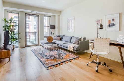 Clarendon Apartment | Chic 1BR in Arlington near Metro, Gym + Pool