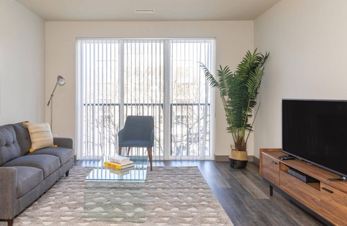 Burlington Apartment | Chic 1BR in The Huntington Near Tech Corridor