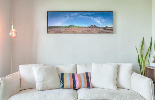 Fort York Apartment | Chic 1BR plus Den Condo with Fast WiFi and Free Parking