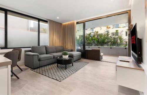 Coogee Apartment | Chic 2-Bed Apartment with Balcony Near Coogee Beach