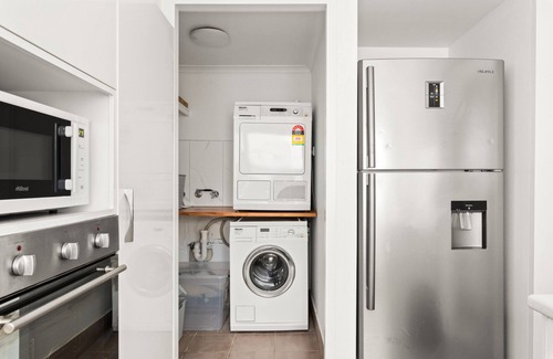 Neutral Bay Apartment | Chic 2-Bed by Landmarks Shops & Transport