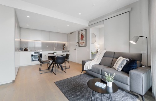 Alphington Apartment | Chic 2-Bed by Natural Trails with Pool & BBQ