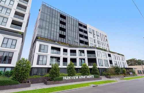 Alphington Apartment | Chic 2-Bed by Natural Trails with Pool & BBQ