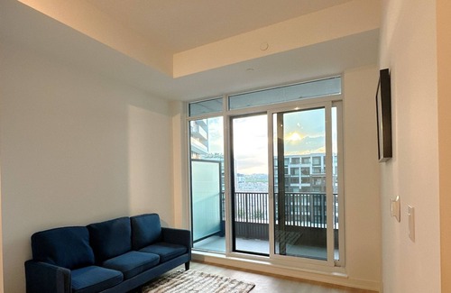 Markham Apartment | Chic 2-bedroom apartment room, free parking in Downtown Markham