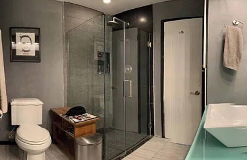 West Hollywood Condo | Chic 2-bedroom condo with WiFi, AC in lovely West Hollywood