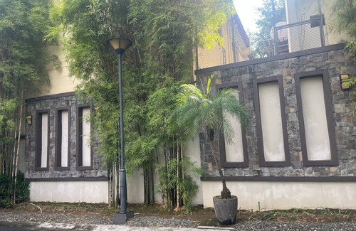 Bagong Lipunan Ng Crame Condo | Chic 2-bedroom condo with WiFi, fitness room and Pool in vibrant Quezon City