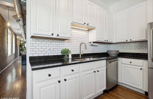 Wrightwood Neighbors Condo | Chic 2-bedroom condo with AC, fitness room in cool Chicago