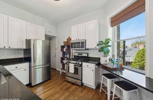 Wrightwood Neighbors Condo | Chic 2-bedroom condo with AC, fitness room in cool Chicago