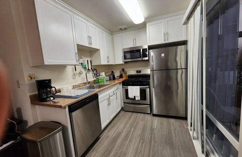 West Los Angeles Hotel | Chic 2-bedroom Residences with WiFi, AC in lovely Los Angeles
