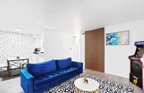 West Campus Apartment | Chic 2BD Entertainer : Insta Wall & Arcade