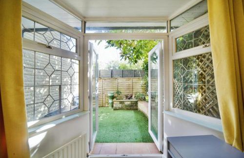 Belsize Park Apartment | Chic 2BD Flat 12 Mins from Hampstead Heath