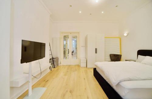Belsize Park Apartment | Chic 2BD Flat 12 Mins from Hampstead Heath