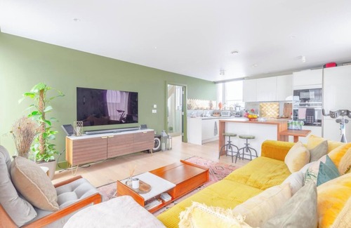 Queen's Park Apartment | Chic 2BD Flat with Roof Terrace, Ladbroke Grove