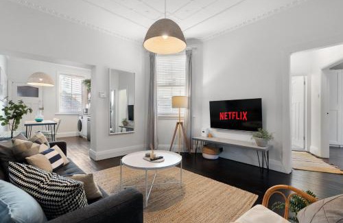 Bondi Apartment | Chic 2BR Apartment with Artful Touches in Bondi