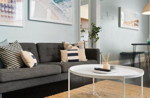 Bondi Apartment | Chic 2BR Apartment with Artful Touches in Bondi