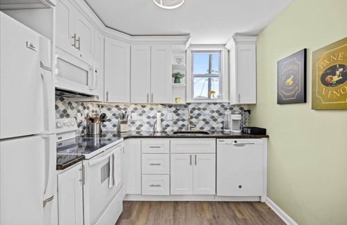 Ventnor City Apartment | Chic 2BR Private Balcony Beach Gear Included!