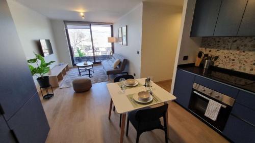 Apoquindo Apartment | Chic 2BR Retreat for 5 in Vibrant Las Condes Oasis