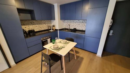 Apoquindo Apartment | Chic 2BR Retreat for 5 in Vibrant Las Condes