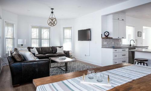 Williams Bay House | Chic 3 BDR Williams Bay Retreat with Fire pit for 8