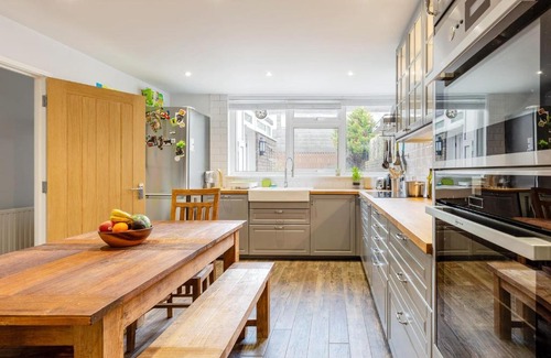 Brixton Hill House | Chic 3Bed House w/Terrace in Brixton