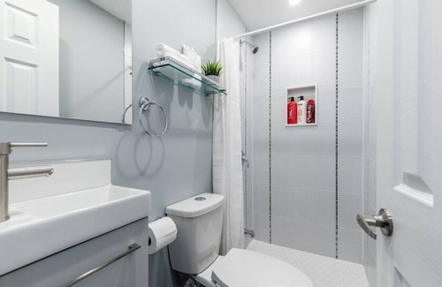 Parkdale Apartment | Chic 3BR apartment in Queen West, Downtown Toronto
