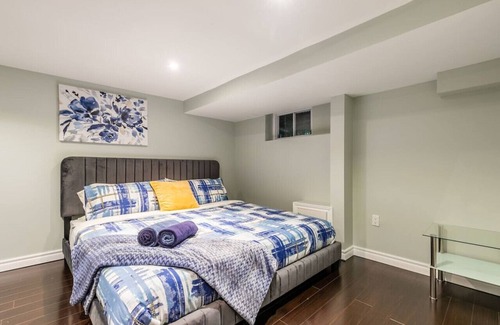 Parkdale Apartment | Chic 3BR apartment in Queen West, Downtown Toronto