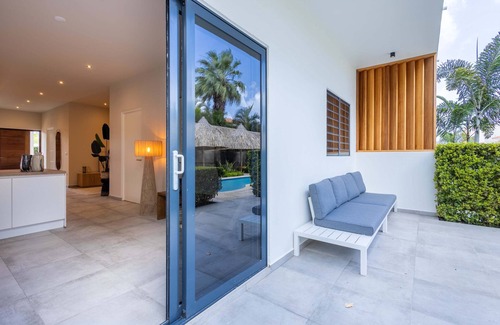 Marie Pampoen Apartment | Chic 3BR Apartment Mambo Beach Area Stay