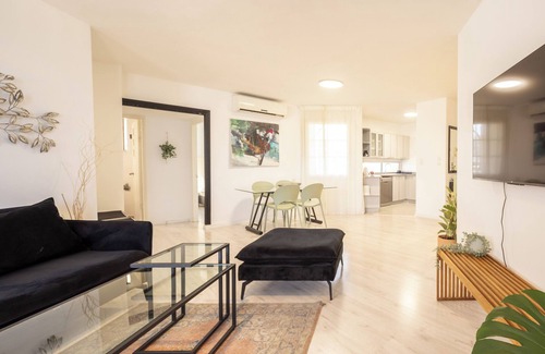 Kerem HaTeimanim Apartment | Chic 3BR Apt on the Beach by Sea N' Rent