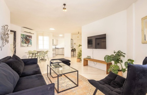 Kerem HaTeimanim Apartment | Chic 3BR Apt on the Beach by Sea N' Rent