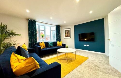 Westbourne Apartment | Chic 3BR Bournemouth Apt - Near Beach & Shops!