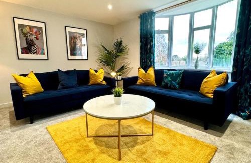 Westbourne Apartment | Chic 3BR Bournemouth Apt - Near Beach & Shops!