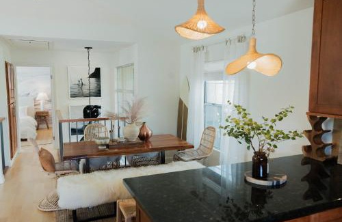 Crown Point House | Chic 3br Coastal Getaway Patio, Style & Comfort