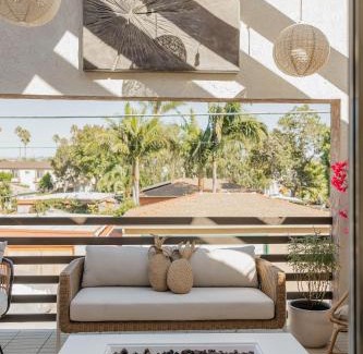 Crown Point House | Chic 3br Coastal Getaway Patio, Style & Comfort