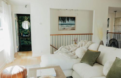 Crown Point House | Chic 3br Coastal Getaway Patio, Style & Comfort