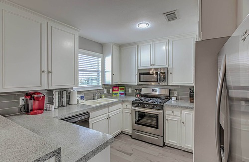 Parker Lane House | Chic 4 BDR for 9 Near DT & Mins to Lady Bird Lake!