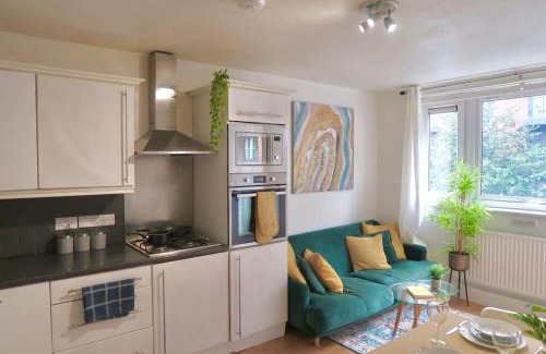 Bunhill Apartment | Chic 4-Bed apartment in London w balcony and walking distance to tube