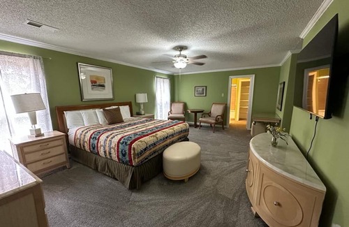Cordova House | Chic 6 King beds and more, Cordova Near Shopping