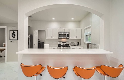 Foster Heights House | Chic 8BR Retreat+Central East Austin +Large Groups