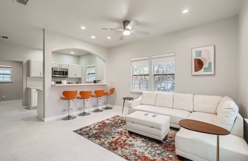 Foster Heights House | Chic 8BR Retreat+Central East Austin +Large Groups