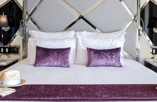 South Shore Hotel Area Hotel | ✩ Chic Adult Studio ✩ 30 Mins to Airport ✩